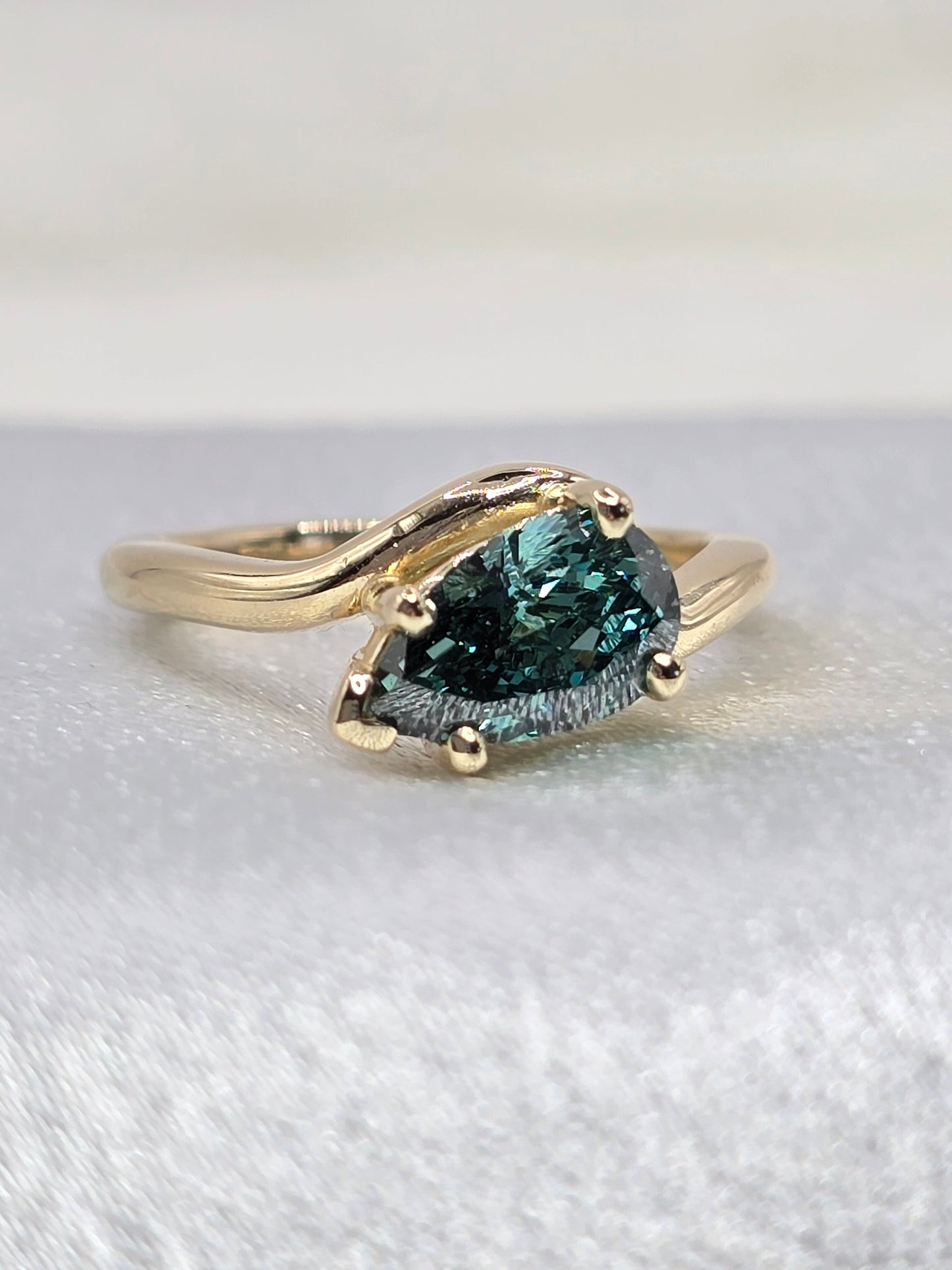 *Custom* 10K Yellow Gold 1.27 Ct Fancy Vivid Green VVS2 Pear Lab Diamond (IGI Certified)