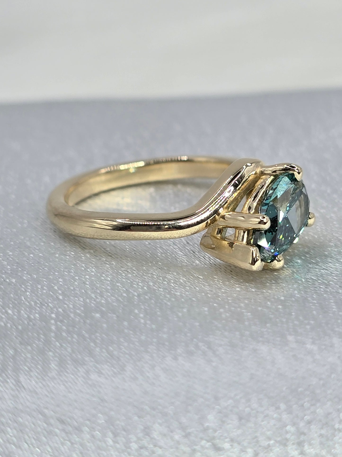 *Custom* 10K Yellow Gold 1.27 Ct Fancy Vivid Green VVS2 Pear Lab Diamond (IGI Certified)
