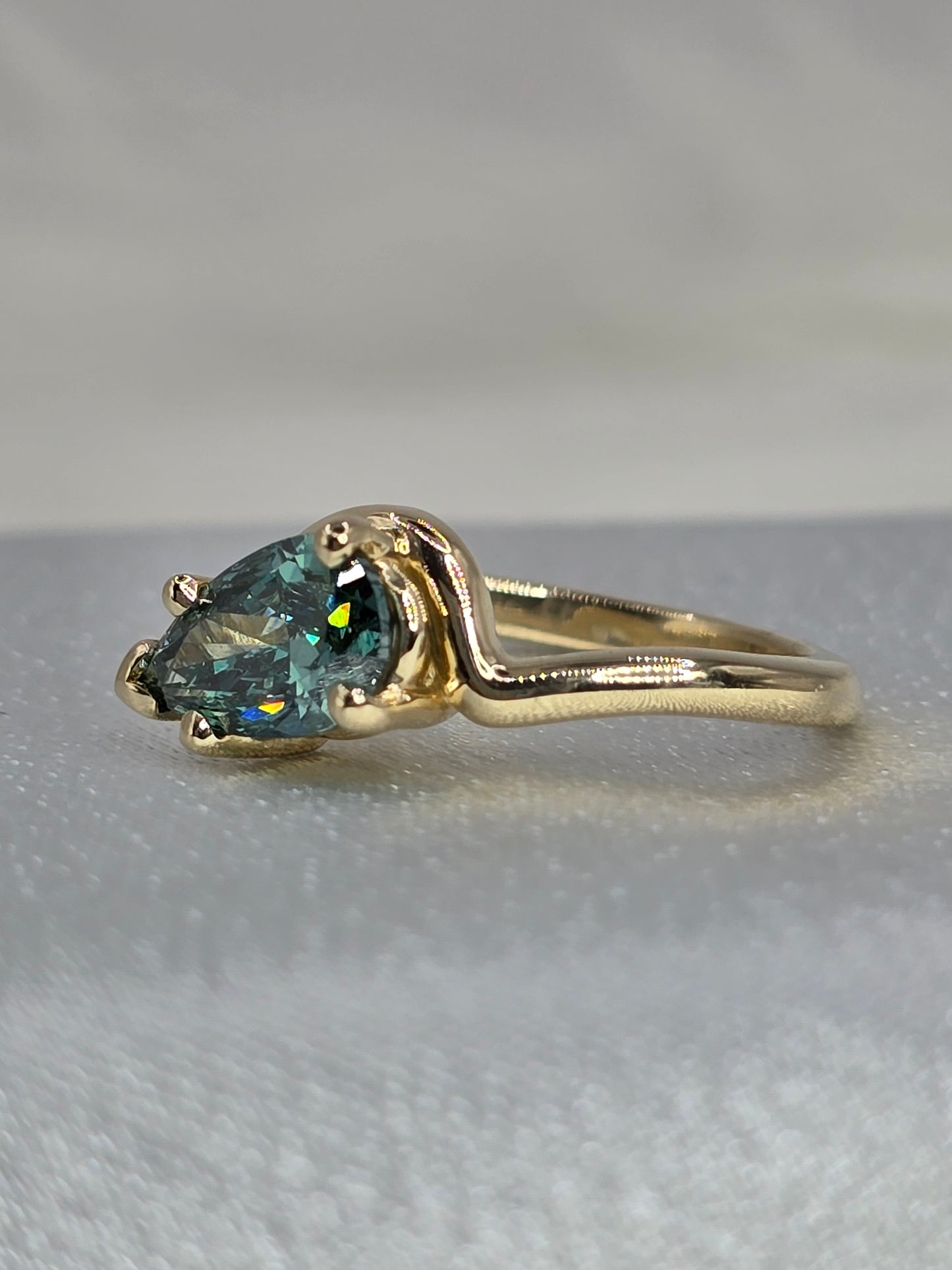 *Custom* 10K Yellow Gold 1.27 Ct Fancy Vivid Green VVS2 Pear Lab Diamond (IGI Certified)
