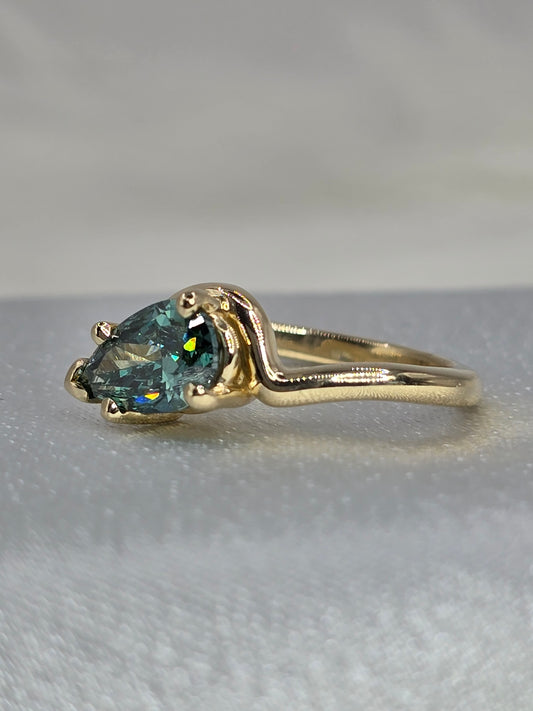 *Custom* 10K Yellow Gold 1.27 Ct Fancy Vivid Green VVS2 Pear Lab Diamond (IGI Certified)